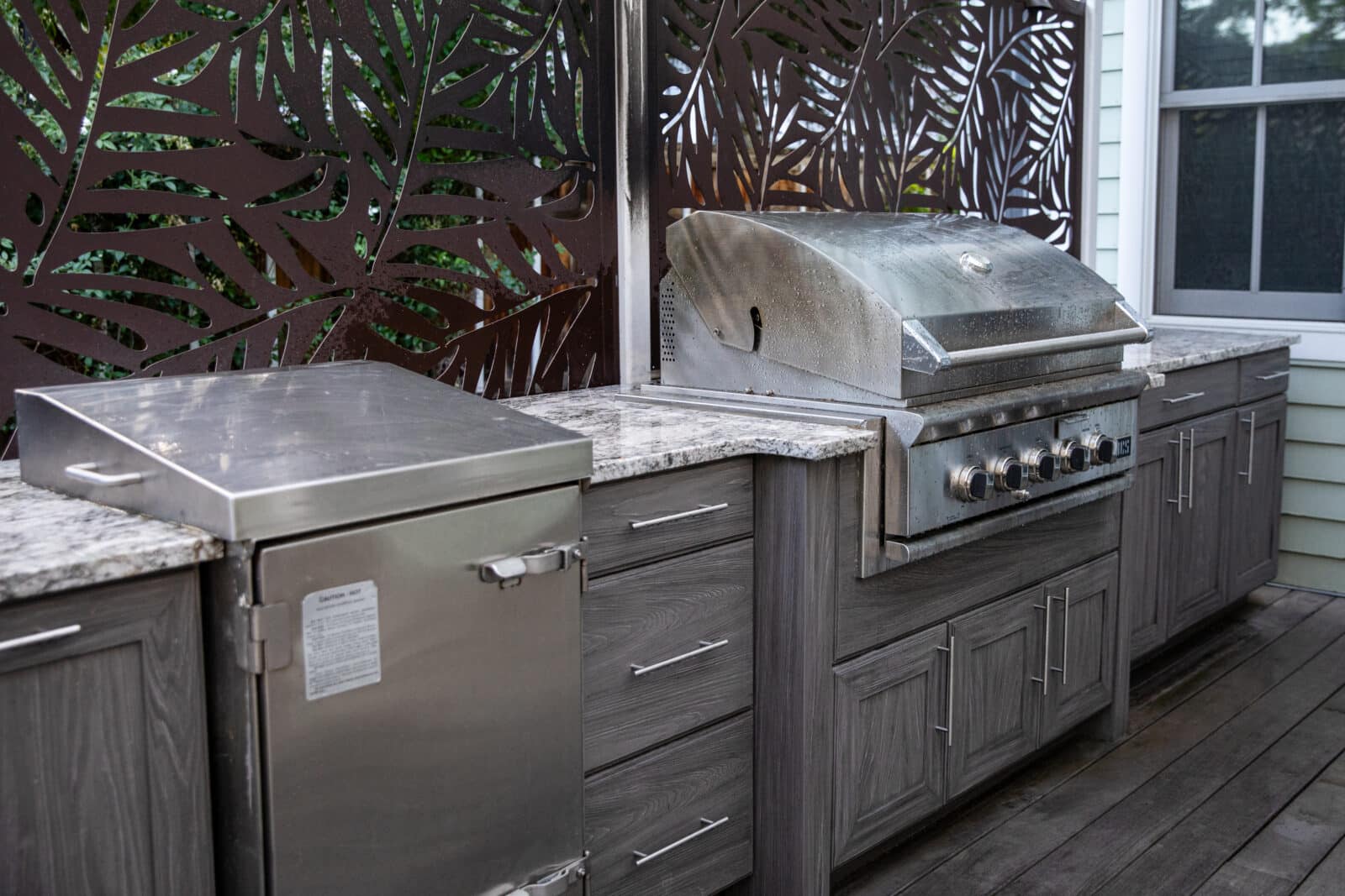 ALT Text photo of an outdoor kitchen featuring NatureKast Weatherproof Cabinetry. 